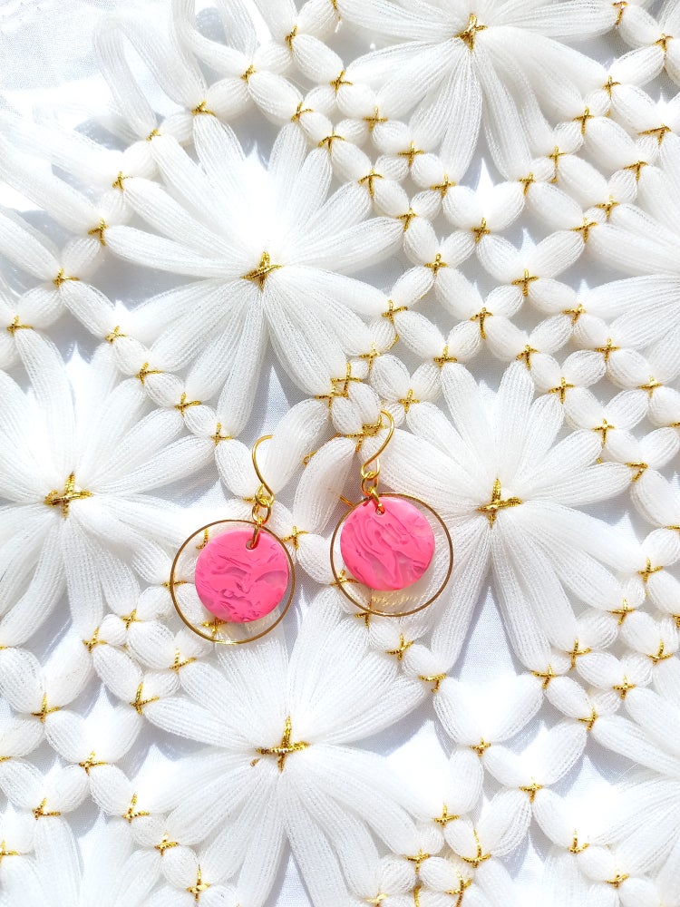 Pink Marbled Round Gold Earrings | Marbled Collection