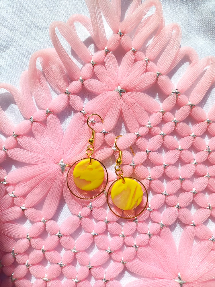 Yellow Marbled Round Gold Earrings | Marbled Collection